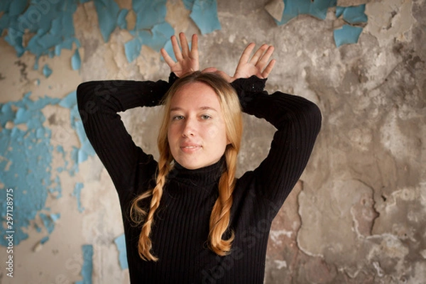 Obraz girl playing, depicting a deer on a background of an old wall