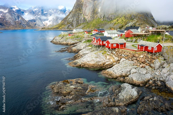 Fototapeta Wioska rybacka Hamnoy z czerwonymi domami w norweskim fiordu. Wyspy Lofoten, Norwegia