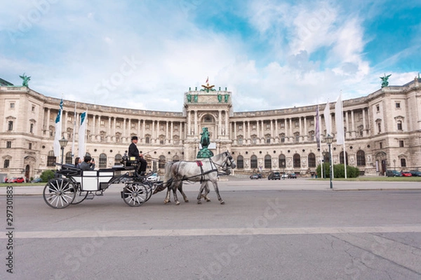 Obraz Pałac Hofburg i Heldenplatz z przejeżdżającym powozem z parą koni, Wiedeń, Austria