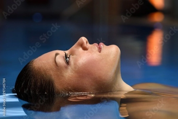 Obraz Junge Frau im Pool eines Spa