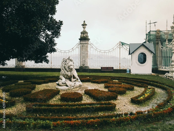 Fototapeta statue in park