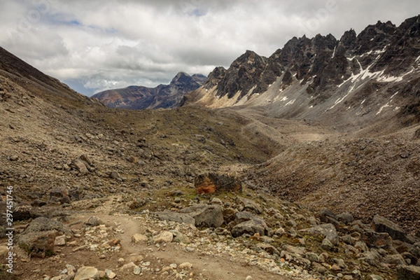 Fototapeta Kharta Valley, Wilderness area in Shigatse region of Tibet, close to Mount Everest. Tibetan Mountains, High Altitude Trekking adventure, Hiking Destination, Large Mountains, Valleys, Rugged Terrain.