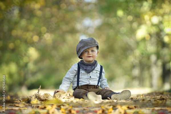 Fototapeta lachendes Kind in der Herbstallee