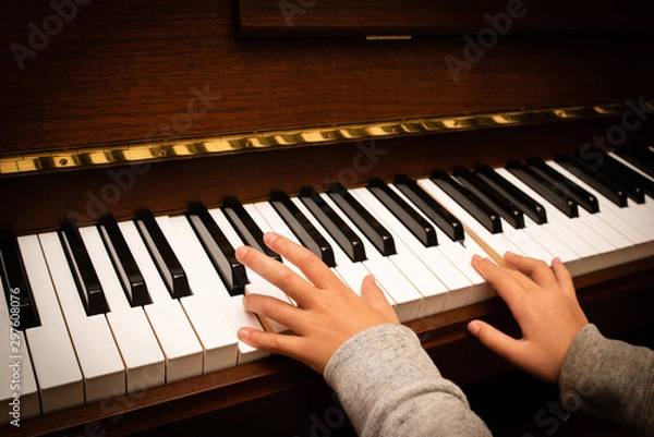 Obraz ピアノを沿層する子供の手
