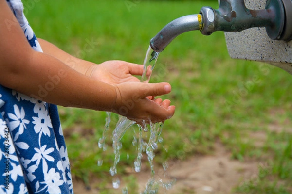 Fototapeta 手を洗う子ども