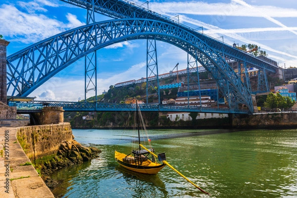 Fototapeta Boat in front of the Dom Luis I bridge on the Douro River in Porto, Portugal