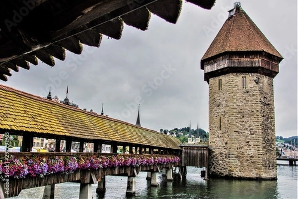 Fototapeta Torre y puente de madera sobre el lago de Lucerna