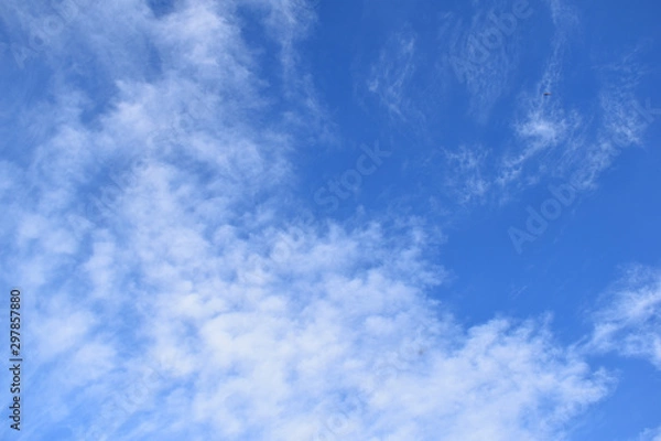 Obraz Голубое небо, с перистыми белыми облаками и с непонятный летающим объектом в углу.