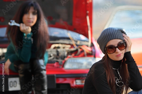 Obraz ragazze in difficoltà con problemi meccanici