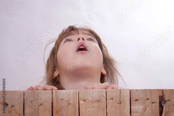 Obraz junges Mädchen schaut nach oben