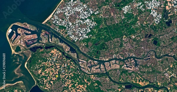Obraz Zdjęcie satelitarne portu w Rotterdamie w Holandii. Zawiera zmodyfikowane dane programu Copernicus Sentinel 2018.