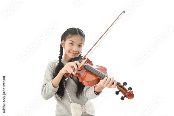 Obraz dziewczyna gra na skrzypcach na białym tle