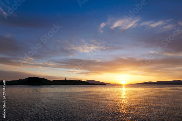 Fototapeta Sunset over Oban Bay and the entrance to Oban harbour. In the background is the island of Kerrera