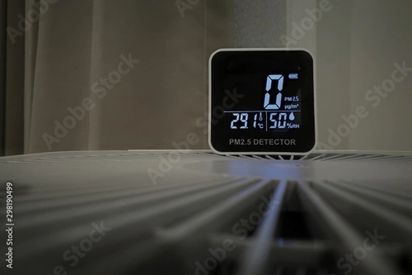 Obraz sensor detects no small harmful dust particles in the air. measuring indoor air quality and air purifier effectiveness. air purifier work well no dust found in an interior space. healthy indoor space