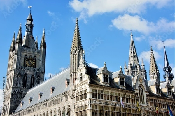 Fototapeta Edificio del ayuntamiento de Ypress en Bélgica