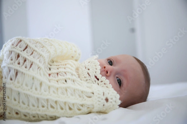 Obraz bambina con coperta bianca