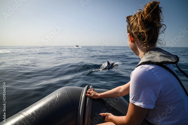 Fototapeta junge Frau auf Boot bei Delfintour