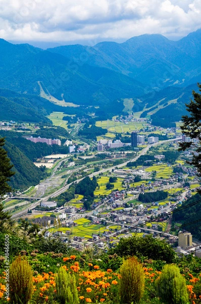 Obraz 高台から越後湯沢の町と温泉街を眺める