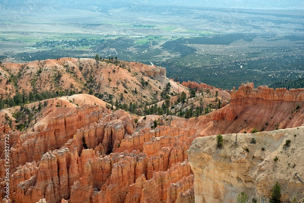 Obraz Bryce Canyon with white cliff in front and hoodoos behind