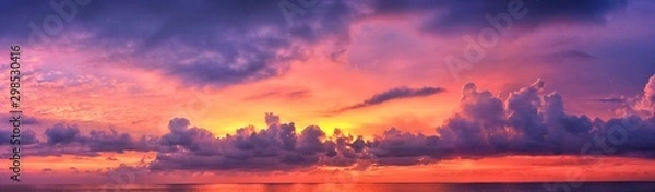 Obraz Phuket wyrzucać na brzeg zmierzch, kolorowy chmurny mroczny niebo odbija na piasku ono wpatruje się przy oceanem indyjskim, Tajlandia, Azja.