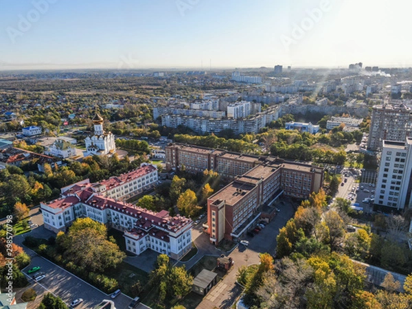 Fototapeta Road clinical hospital in Khabarovsk top view. The Church of the Holy Martyr Grand Duchess Elizabeth in Khabarovsk in the summer on the territory of the railway hospital