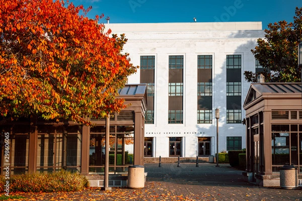 Fototapeta Facade of public service building at Oregon state capitol state park in autumn season