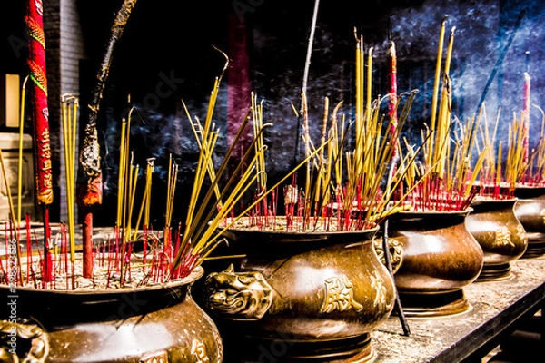Fototapeta Jarrones con incienso en templo budista de Vietnam