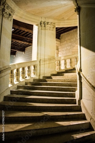 Fototapeta Escaleras de mármol en el interior de un castillo francés