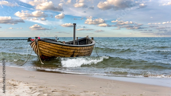 Fototapeta Küstenlandschaft mit einem Fischerboot