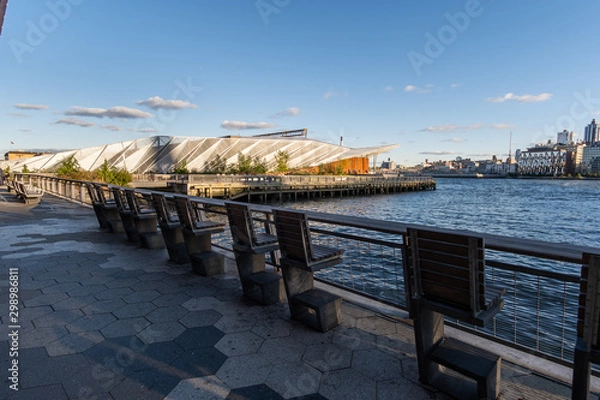 Fototapeta Pier 35 park on the Lower East Side at daytime in Autumn