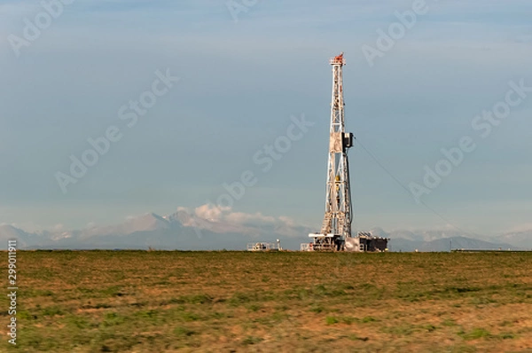 Fototapeta Olil rig in the morning with mountains in the background