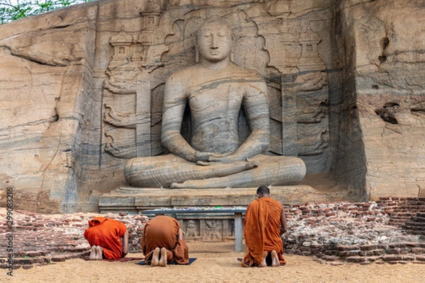 Obraz Polonnaruwa. Sri Lanka. Buddyjski posąg Gal Vihara. Zdjęcie pionowe