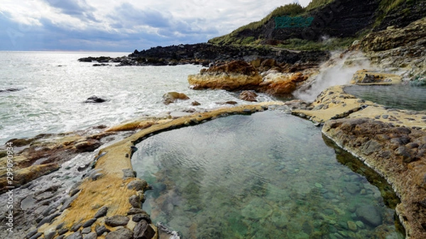Obraz 岩をくりぬいた豪快な野天の露天風呂、硫黄島東温泉