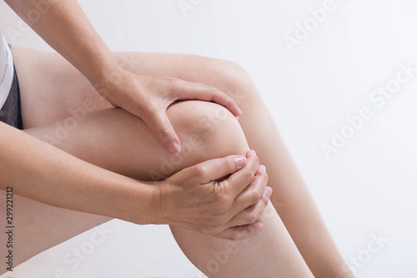 Fototapeta 関節痛の女性のひざ