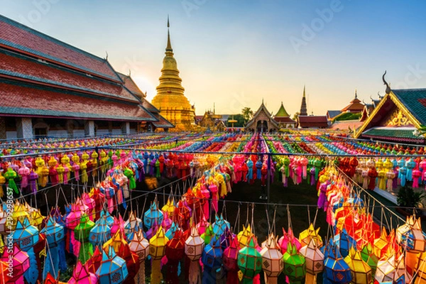 Obraz Piękne latarnie Lanna to latarnie w północno-tajskim stylu w Loi Krathong lub festiwalu Yi Peng w Wat Phra That Hariphunchai to buddyjska świątynia w Lamphun w Tajlandii.