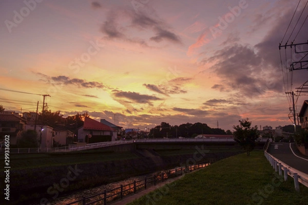 Obraz 川沿いの日本の夕方の住宅街