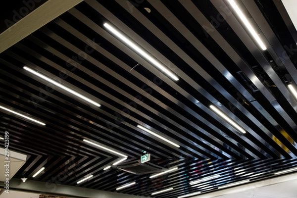 Fototapeta Oświetlenie LED centrum handlowego. Lampy sufitowe w centrum handlowym. System wentylacji i sygnalizacji pożaru ...