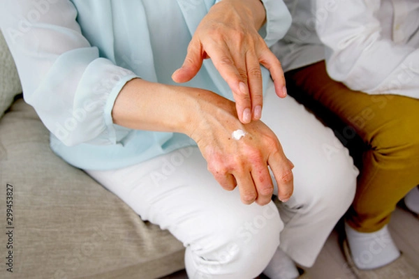 Obraz ハンドクリームを塗る女性