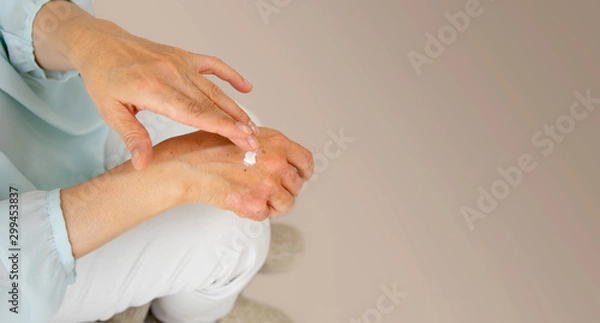 Obraz ハンドクリームを塗る女性