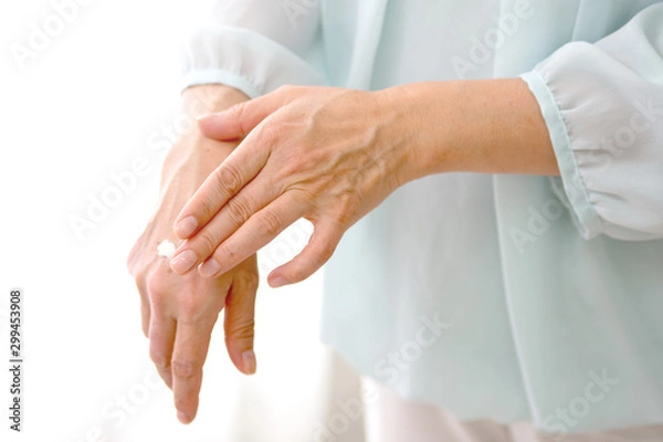 Obraz ハンドクリームを塗る女性