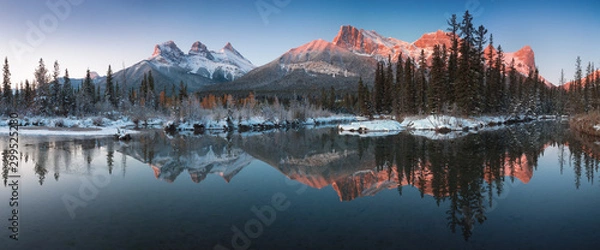 Fototapeta Niemal doskonałe odzwierciedlenie szczytów Three Sisters Peaks w Bow River. W pobliżu Canmore, Alberta, Kanada. Zbliża się sezon zimowy. Niedźwiedź kraj. Koncepcja tło piękny krajobraz.