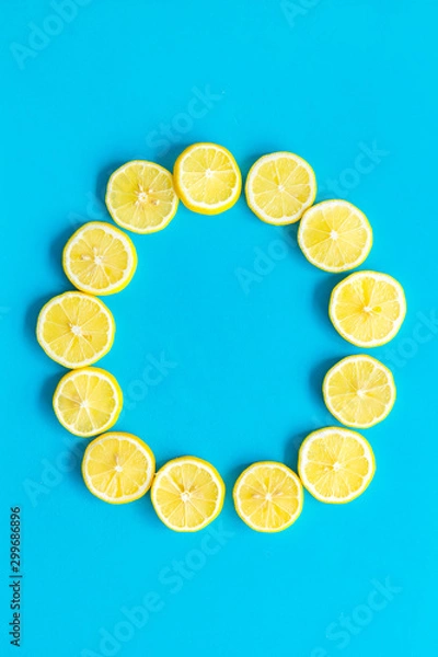 Obraz Lemon circle mockup on blue background top view copy space