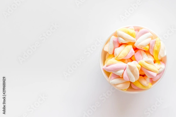 Obraz Fluffy dessert. Marshmallows in plate on white table top view space for text