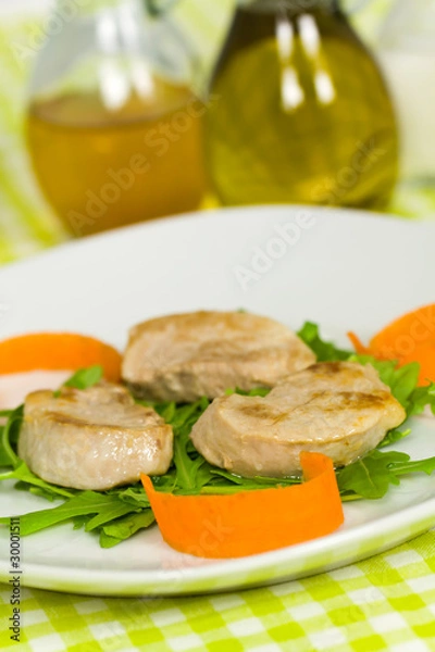 Obraz medaillons vom schwein mit salat