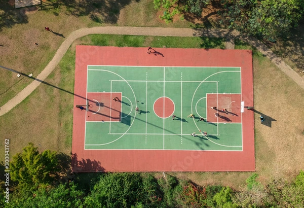 Fototapeta Quadra de basquete no parque, vista de cima
