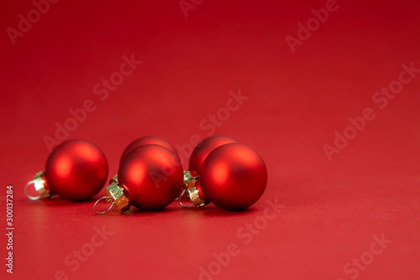 Fototapeta Czerwone bombki na czerwonym tle