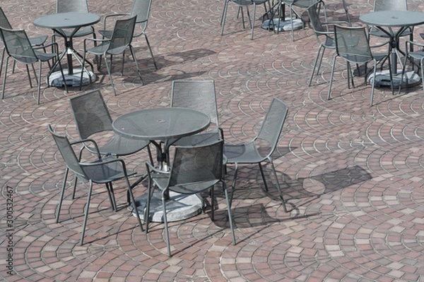 Fototapeta 広場のカフェテーブルと椅子