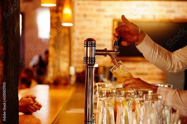 Obraz Kellner zapft Bier 