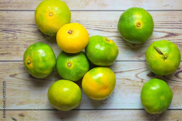 Obraz Grupo de mandarinas sobre tablas de madera