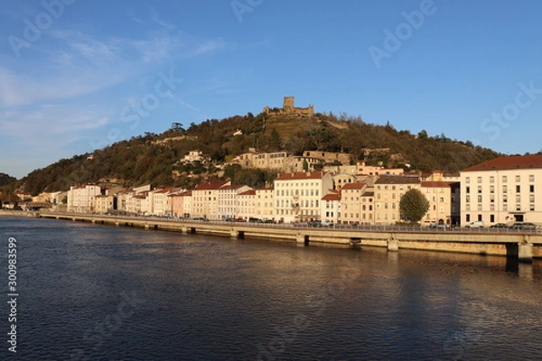 Fototapeta Vue de la ville de Vienne au bord du fleuve Rhône - Département Isère - France